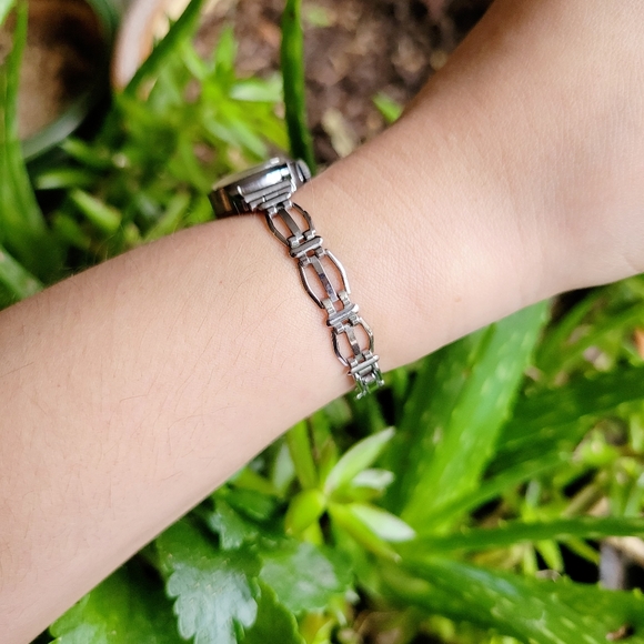 Vintage Timex Dainty Silver Watch - Picture 9 of 11